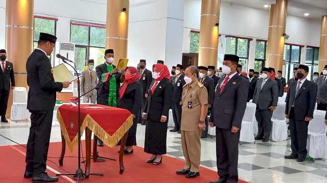 Pengambilan sumpah jabatan Sekkab Gowa, Kamsina oleh Bupati Gowa, Adnan Purichta Ichsan (Sri Wahyudi Astuti / sulselsatu.com)