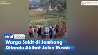 VIDEO: Warga Sakit di Jombang Ditandu Akibat Jalan Rusak