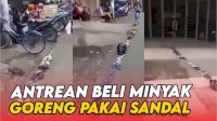 VIDEO: Hindari Kerumunan, Antrean Beli Minyak Goreng Pakai Sandal