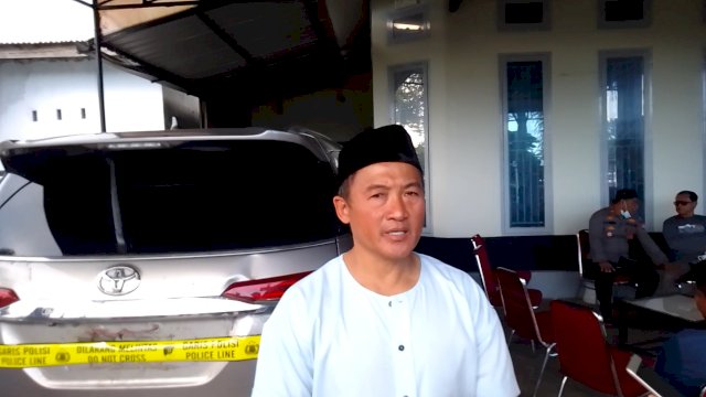 Andi Kaharuddin Mustamu saat memberikan keterangan pers kepada awak media (Dedi)