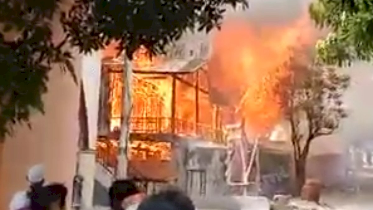 Diduga Korsleting Listrik, Tiga Rumah Milik Warga  di Jeneponto Terbakar