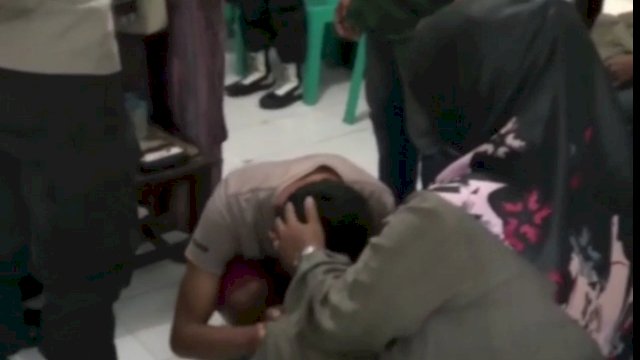 Pelaku DA bersujud memohon maaf didepan istri korban saat dikantor Polsek Batang, (Int)