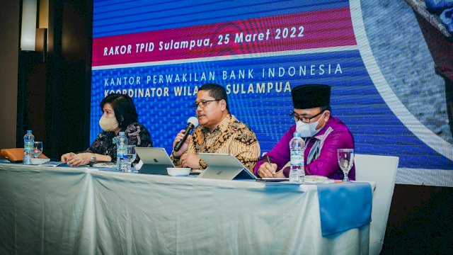 Kepala BI Sulsel, Causa Iman Karana (tengah) dalam kegiatan Rakor TPID Sulampua (dok. BI Sulsel)