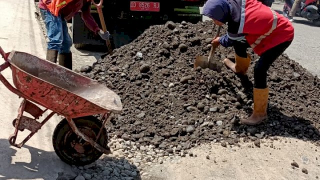 Pengerjaan Jalan Tun Abdul Razak oleh Dinas PU Makassar dan Dinas PUPR Sulsel