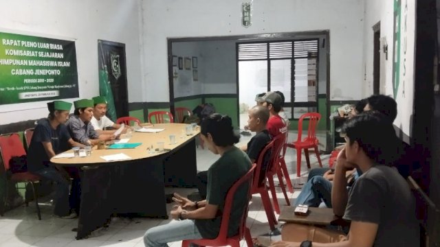 Suasana rapat pleno luar biasa di sekretariat HMI cabang Jeneponto (Int)