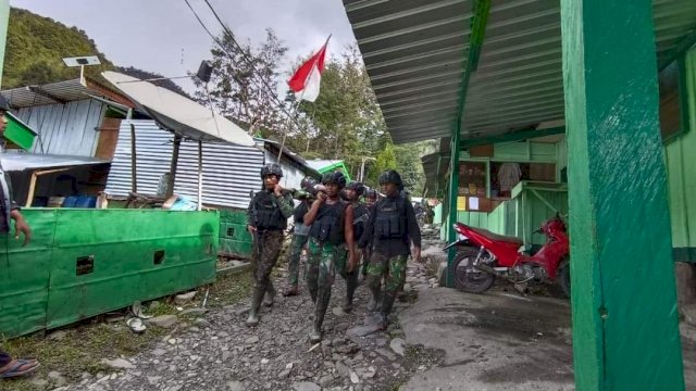 TNI mengevakuasi korban penyerangan KKB Papua (Ist) 