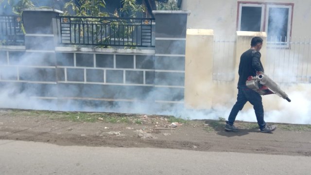 Petugas Kesehatan di Kabupaten Jeneponto menggelar Fogging untuk mencegah penyebaran DBD (Int)