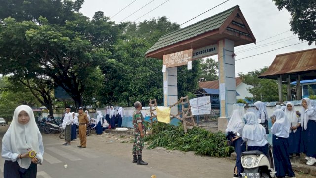 Suasana penutupan sekolah SMP Negeri 2 Bontoramba, Senin 07/03/2022 lalu. (Int)