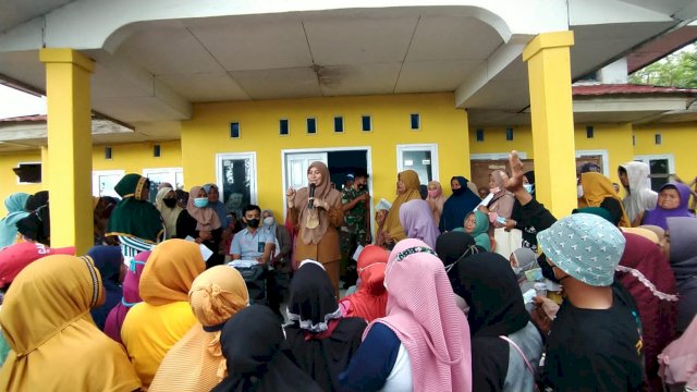 Kadis Sosial Jeneponto, Nirmala Syuaib, pimpin sosialisasi Bansos Program sembako di Kantor Kecamatan Bangkala Barat, Senin kemarin 07/03/2022 (int)