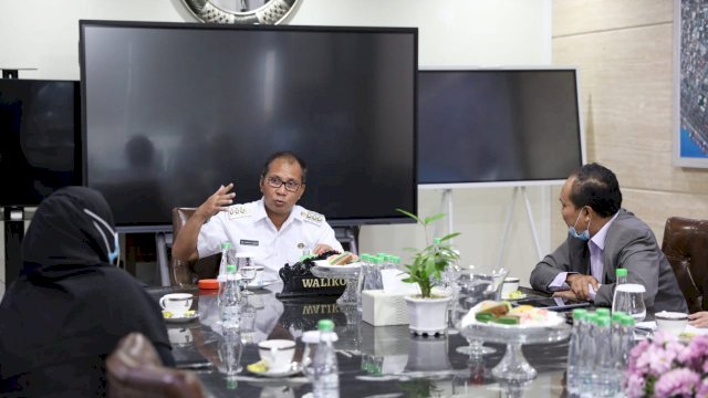 Wali Kota Makassar, Moh Ramdhan Pomanto (Danny Pomanto) menerima kunjungan balai bahasa provinsi Sulawesi Selatan kemendikbudristek RI di kediaman pribadinya Jalan Amirullah Makassar, (Ist) 