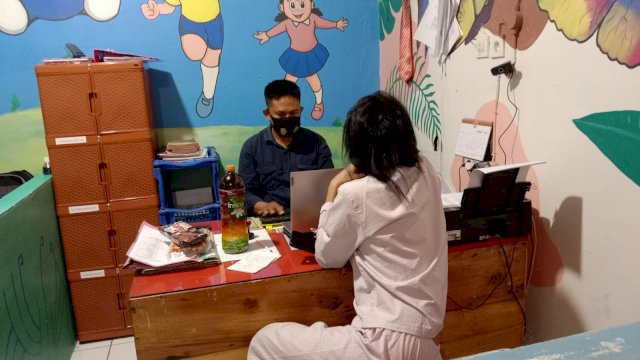 RBJ saat melaporkan HR ke Polres Jeneponto (int)