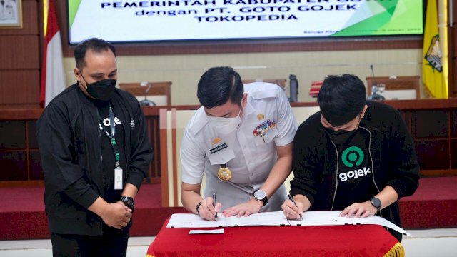 Penandatanganan nota kesepahaman Pemkab Gowa dengan Gojek dalam upaya peningkatan digitalisasi UMKM, Rabu, 9 Maret 2022 (dok. Pemkab Gowa)