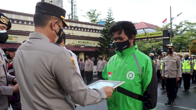 Mitra Gojek di Makassar dapat apresiasi Polrestabes Makassar karena aksinya melerai massa pemukulan polisi saat unjuk rasa (dok. Gojek)