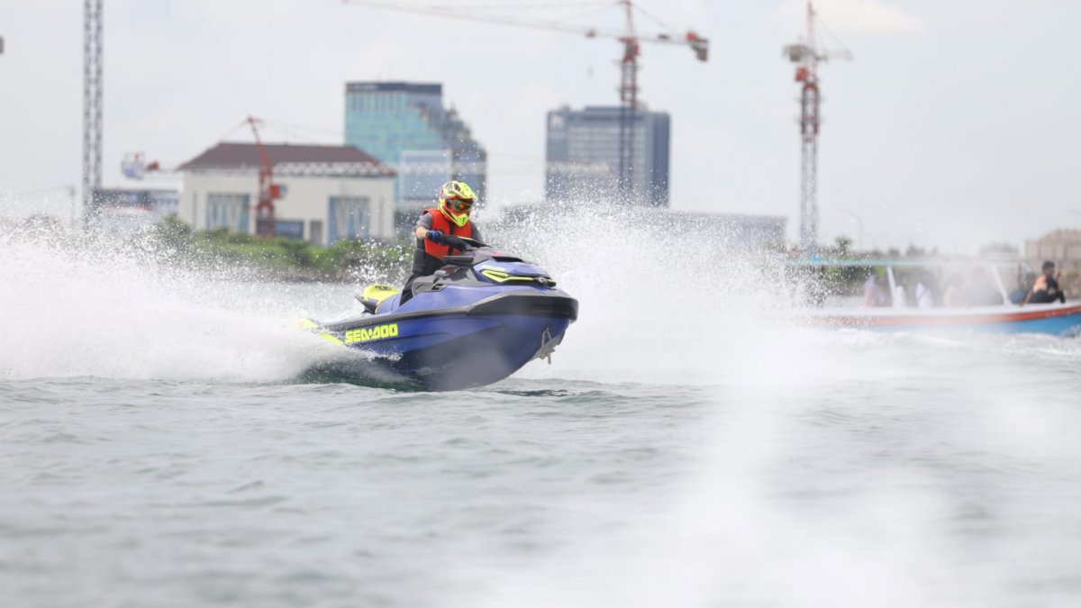 Lewat Jetski, Taufan Pawe Promosikan Wisata Air Makassar