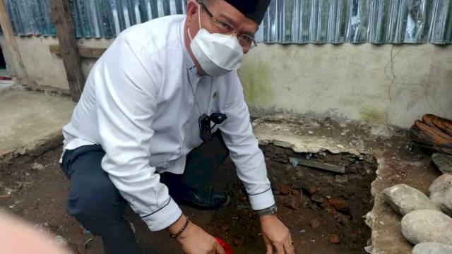 Rektor UNM, Prof Husain Syam Melakukan Peletakan Batu Pertama pembangunan Mesjid (Ist) 