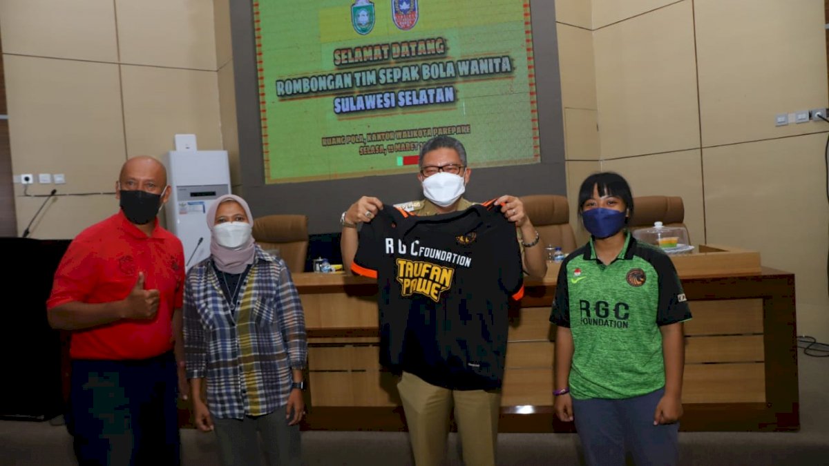 Tim Sepak Bola Wanita Sulsel Dilepas Wali Kota Parepare Berlaga di Bandung