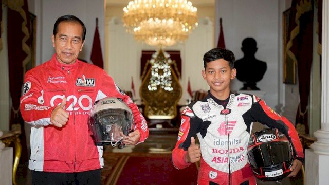 Pembalap Honda Veda Ega Pratama foto bersama dengan Presiden RI Joko Widodo (Jokowi) (dok. Honda)