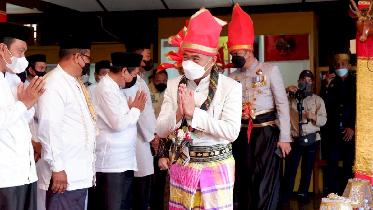 Menko PMK Diberi Gelar Nama Adat Gowa Daeng Majarre’ dari Bupati Adnan