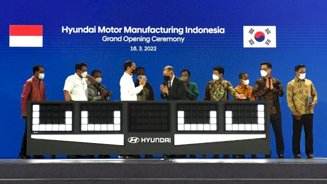 Presiden Joko Widodo meresmikan pabrik mobil listrik pertama di Indonesia (dok. PLN)