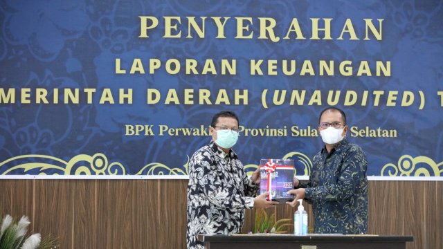 Wali Kota Makassar Danny Pomanto Menyerahkan LKPD 2021 pemkot Makassar (Ist) 