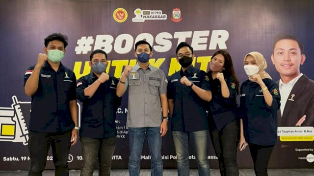 Ketua BPC HIPMI Makassar, Fadel Tauphan Ansar (tengah) bersama HIPMI Unhas (dok. HIPMI Unhas)