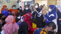 Cegah Stunting, Fatmawati Rusdi Serahkan Paket PMT Kepada Balita di PKM Kecamatan Tallo