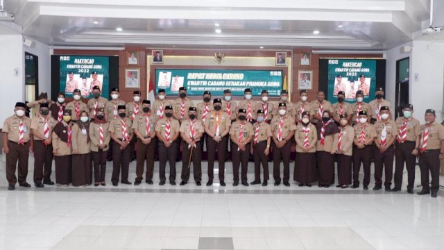 Ketua Majelis Pembimbing Cabang (Mabicab) Gerakan Pramuka Kwarcab Gowa, Adnan Purichta Ichsan saat berfoto bersama anggota pramuka Kwarcab Gowa (dok. Pemkab Gowa)