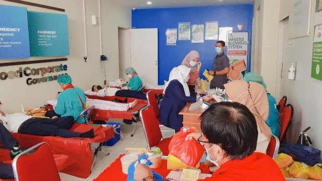 Aksi donor darah Bank Sulselbar yang diikuti seluruh pegawai dari berbagai divisi (dok. Bank Sulselbar)