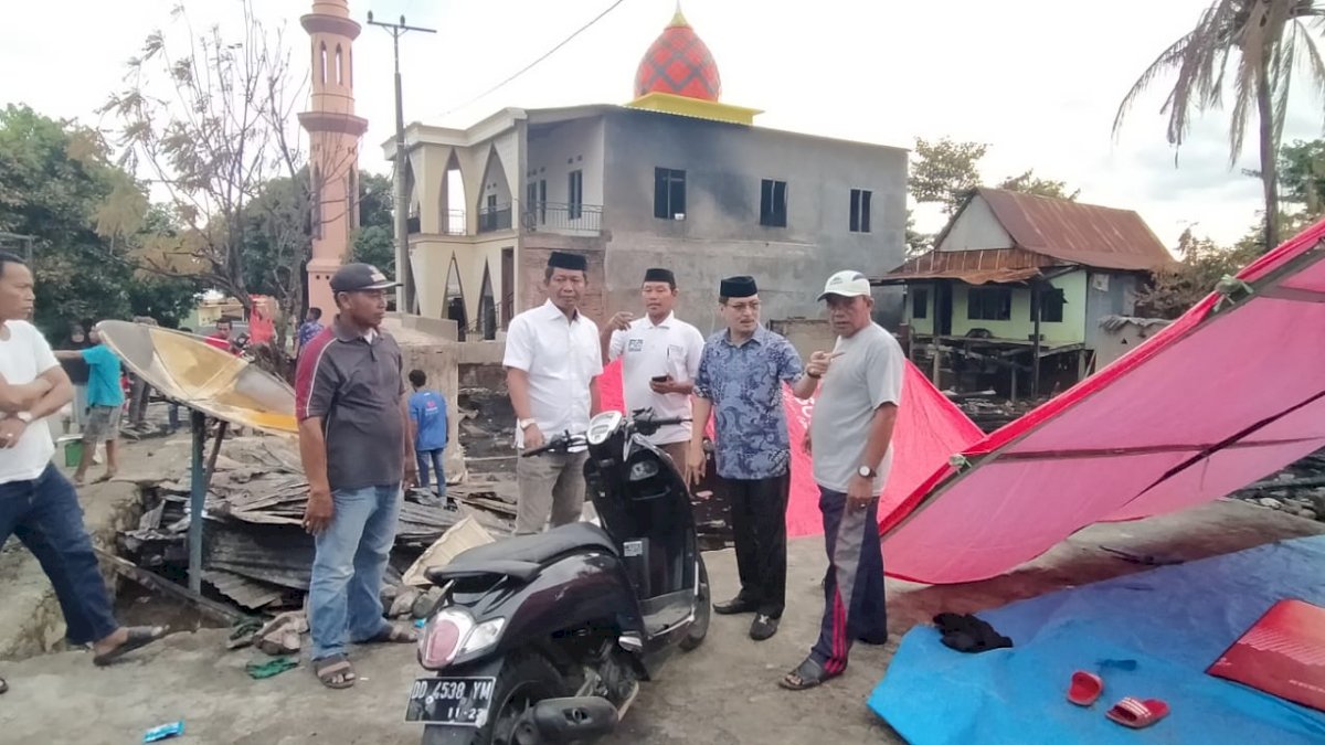 Dua Legislator PAN Sambangi Korban Kebakaran di Desa Tanammawang  Jeneponto