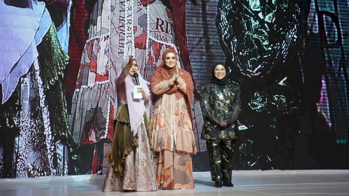 Jelang Ramadhan, Busana Syar’i Desain Lina Sukijo Fashion Show di Kota Makassar