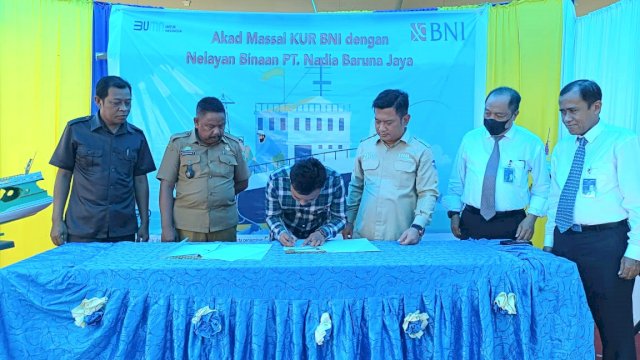 Akad massa KUR BNI dengan nelayan binaan PT Nadia Baruna Jaya di Galesong Kabupaten Takalar (dok. BNI)