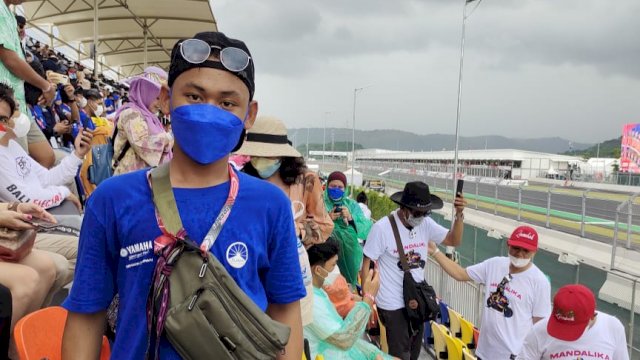 Salah satu konsumen PT SJAM yang ikut dalam nonton bareng MotoGP Mandalika di Lombok (dok. PT SJAM)