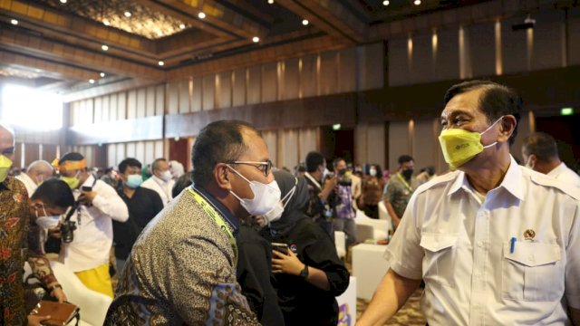 Wali Kota Makassar Bersalaman dengan Menteri Luhut (Ist) 