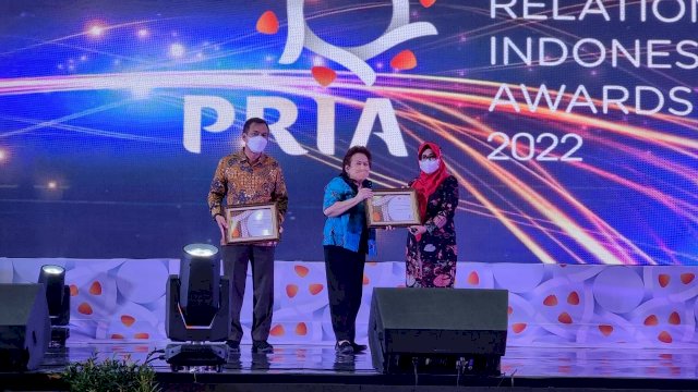 Sekda Kabupaten Gowa menerima penghargaan kabupaten terpopuler media cetak 2021 di Semarang (dok. Pemkab Gowa)