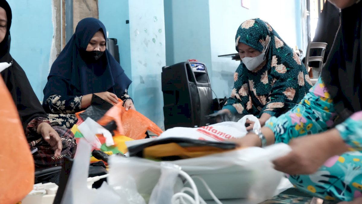 Peduli Permasalahan Sampah, PLN Gelar Workshop Pengolahan Material Khusus Jadi Produk Bagi IRT Karuwisi