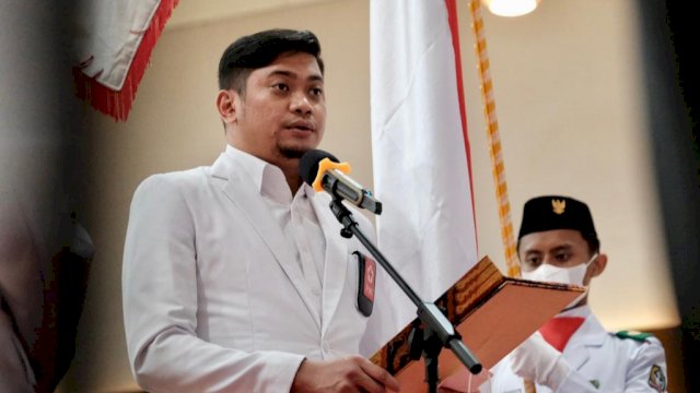 Ketua PMI Sulsel, Adnan Purichta Ichsan saat melantik Wakil Bupati Bone, H Ambo Dalle beserta Pengurus PMI Kabupaten Bone di Ballroom Hotel Helios, Kabupaten Bone, Minggu 27 Maret 2022 (dok. Pemkab Gowa)