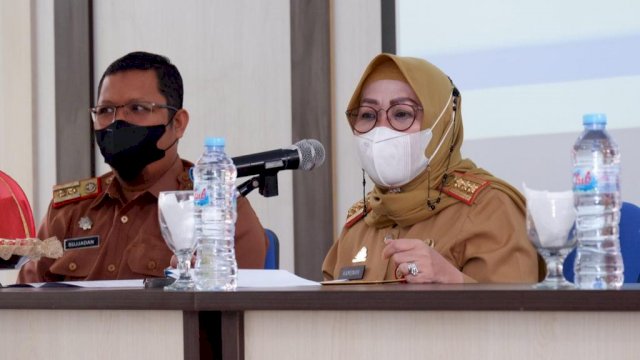 Sekda Gowa, Kamsina saat membuka Bimbingan Teknis Inovasi Pelayanan Publik di Aula Syekh Yusuf Balai Besar Pelatihan Pertanian Batangkaluku (dok. Pemkab gowa)