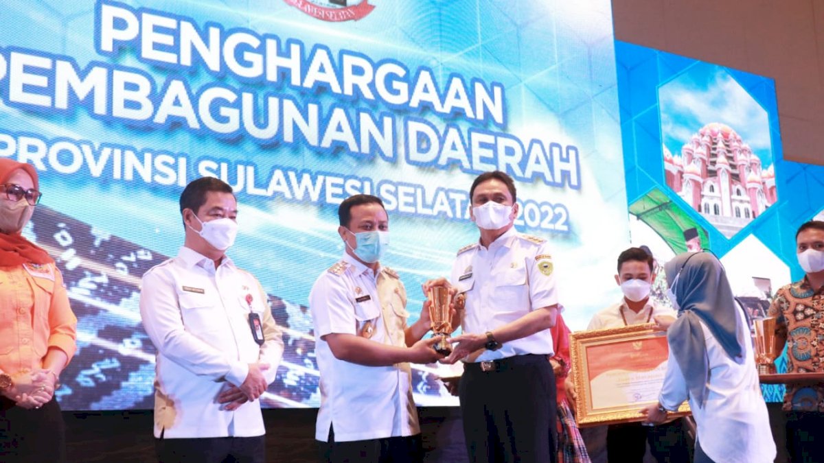 Diserahkan Gubernur, Barru Terima Penghargaan Pembangunan Daerah Tahun 2022