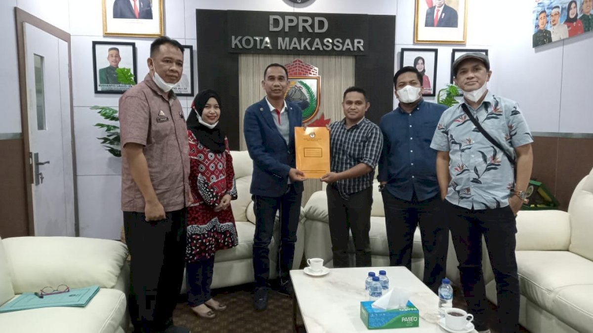 KPU Serahkan Nama PAW Almarhum Abdi Asmara ke DPRD Makassar