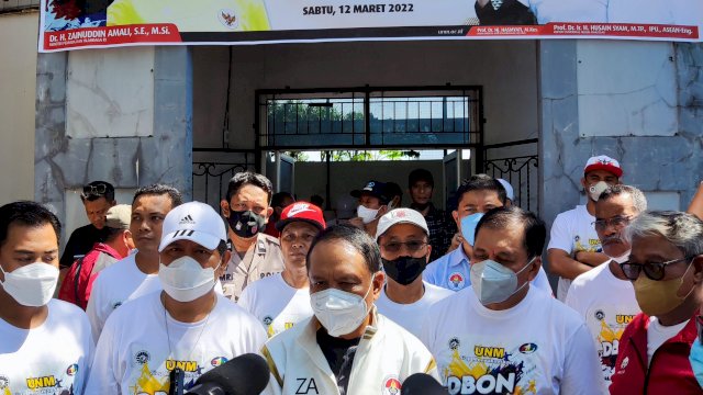 Menpora RI Zainudin Amali bersama Prof Husain Syam saat diwawancarai oleh sejumlah awak Media (Sulselsatu/Jahir Majid) 