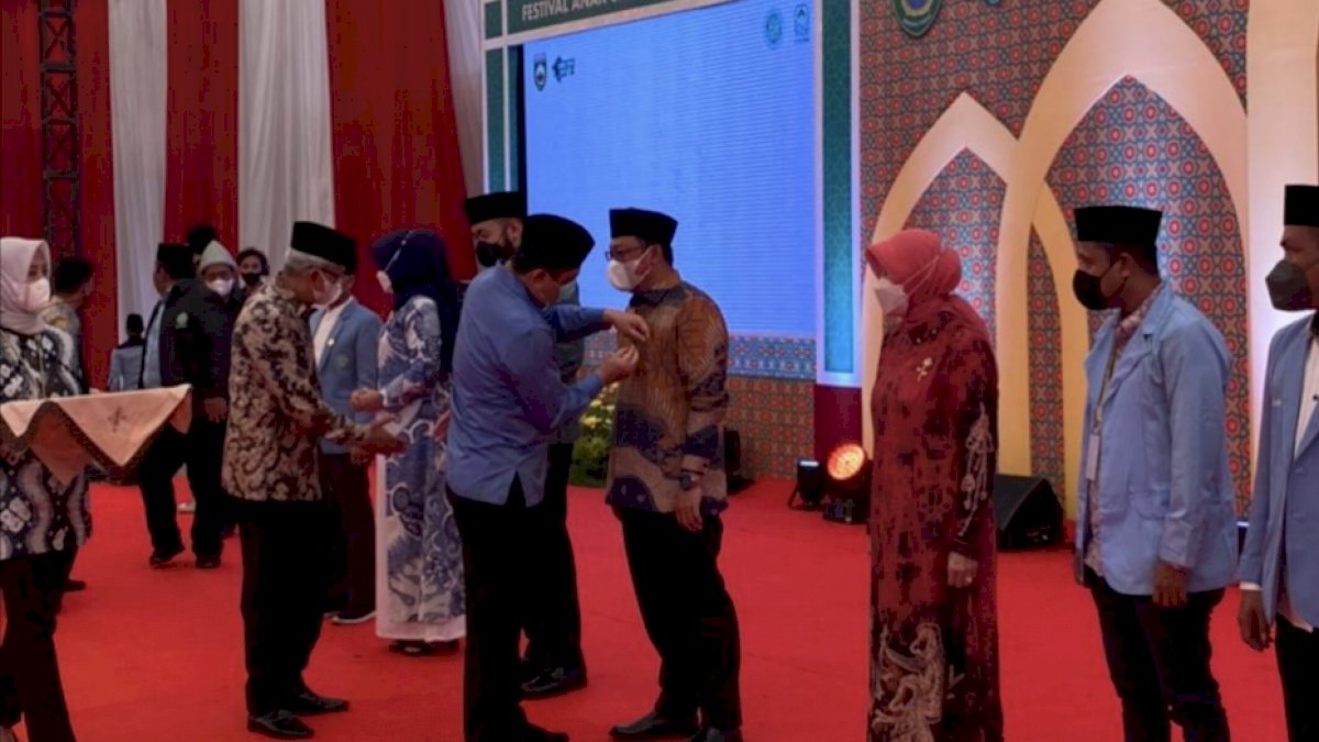 Muzayyin Arif Diganjar Penghargaan DPP BKPRMI Sebagai Tokoh Peduli Pendidikan Alquran