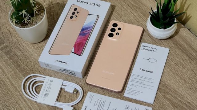 Samsung A53 5G terbaru yang kini tidak dilengkapi adapter charger (Kompas)