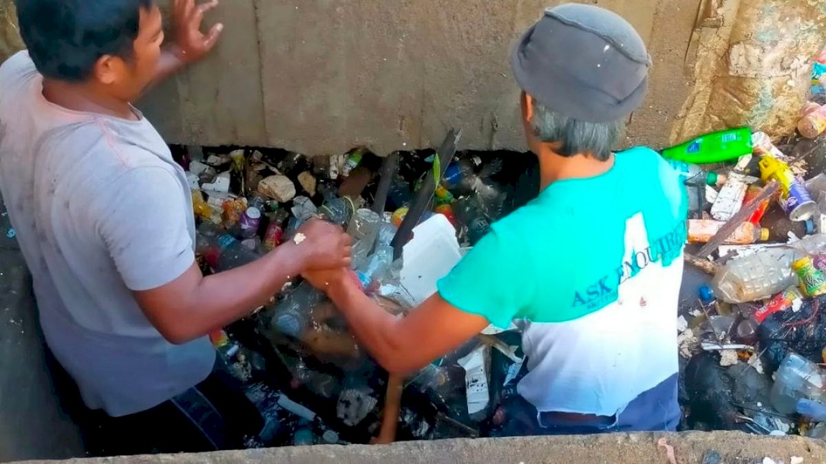 Respon Aduan Masyarakat, DLH Parepare Rutin Keruk Drainase