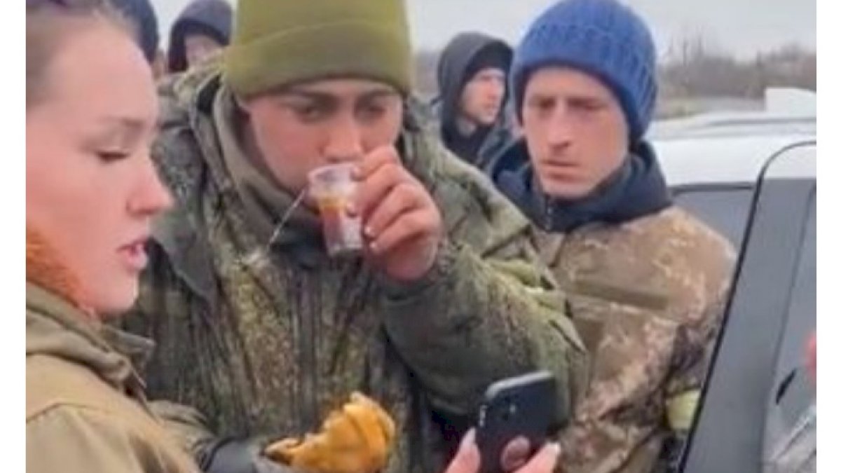 Meski Diserang, Warga Ukraina Beri Makan Tentara Rusia
