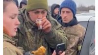Meski Diserang, Warga Ukraina Beri Makan Tentara Rusia