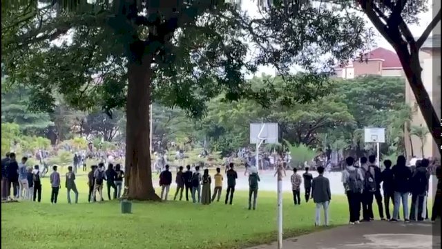 Tangkapan story salah satu saksi mata yang hadir di lokasi bentrok