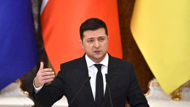 Presiden Volodymyr Zelensky (Ist) 