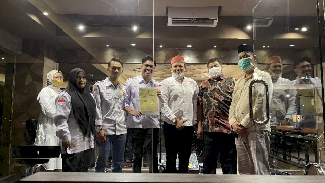 Ketua DPD HAMI Sulsel Suhardy SH (ketiga dari kanan) berfoto bersama usai memberikan SK Kemenkumham didirikan LBH HAMI Bersatu Sulawesi Selatan kepada Ketua DPC HAMI Makassar Amiruddin SH (keempat dari kanan) disaksikan beberapa undangan di Swiss-Belhotel Losari Jl Ujung Pandang Makassar, Kamis 28/4/2022 (Ist) 