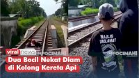 VIDEO: Demi Konten, Dua Bocil Nekat Diam di Kolong Kereta Api