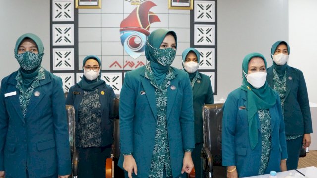 Ketua Tim Penggerak (TP) PKK Kabupaten Gowa, Priska Paramita Adnan mengikuti Pelantikan Ketua TP PKK Provinsi Sulsel, Naoemi Octarina secara virtual di Peace Room A&rsquo;Kio, Kantor Bupati Gowa, Kamis (31/3) kemarin (dok. Pemkab Gowa)